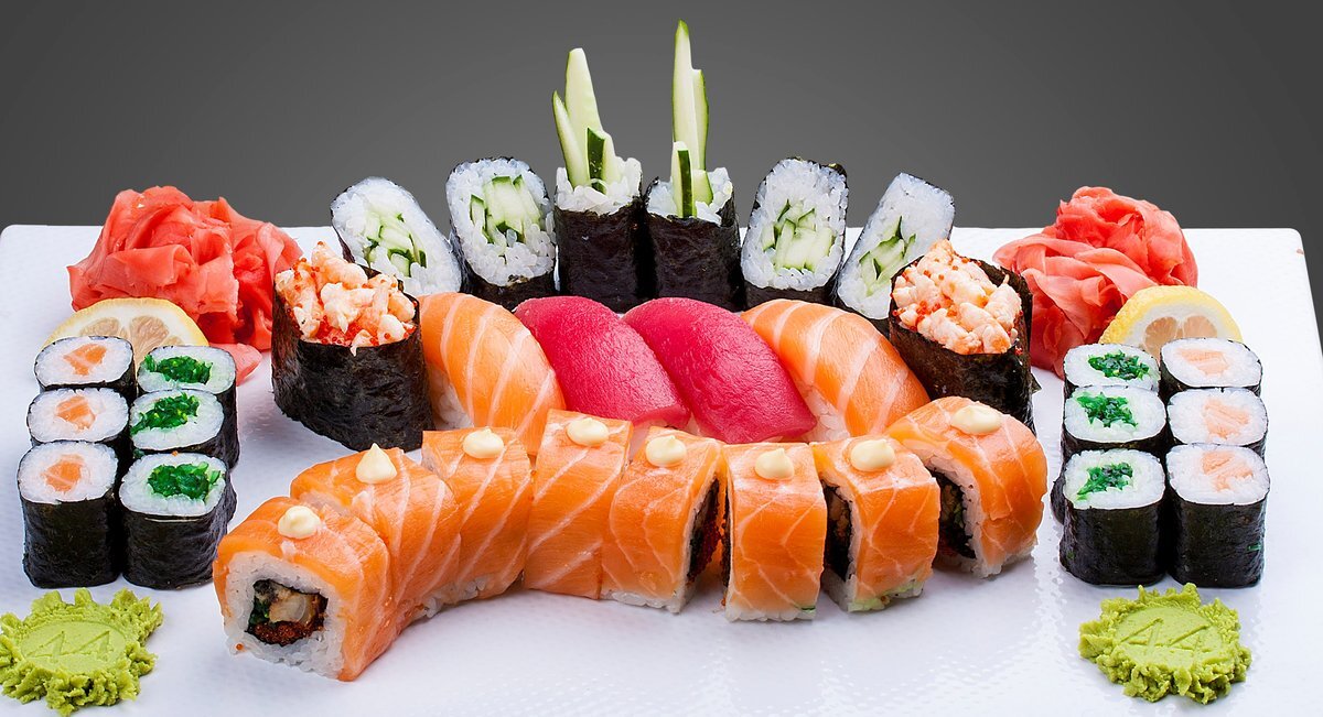 Родиной суши является Япония. В суши находятся такие продукты как: сырая рыба, водоросли, рис. Отсюда возникает вопрос: Разве можно доверить таким продуктам свое здоровье? Давайте разбираться!-2