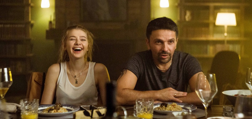 Герои фильма смеются над итальянским ремейком