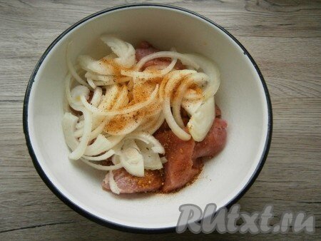 Лук тщательно помять руками, чтобы он выделил сок, а затем перемешать его с мясом.