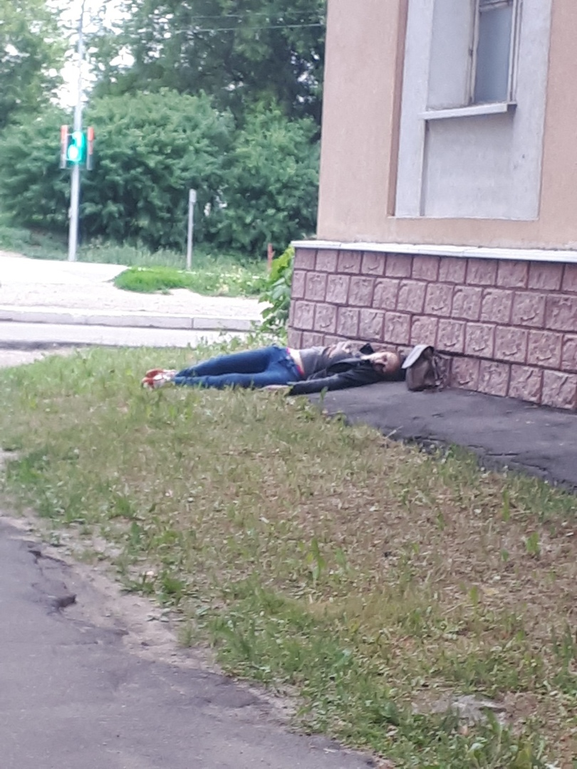 Сегодня в Клину московской области около кожно-венерологического диспансера умерла  девушка. В сети сразу выставили эту фотографию с подписью - умерла наркоманка.