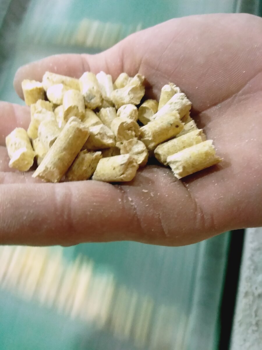 Древесная гранула 8мм: зольность наших пеллет - 0.4%,
теплоотдача - 4.967ккакл/кг,
влажность - 6% 