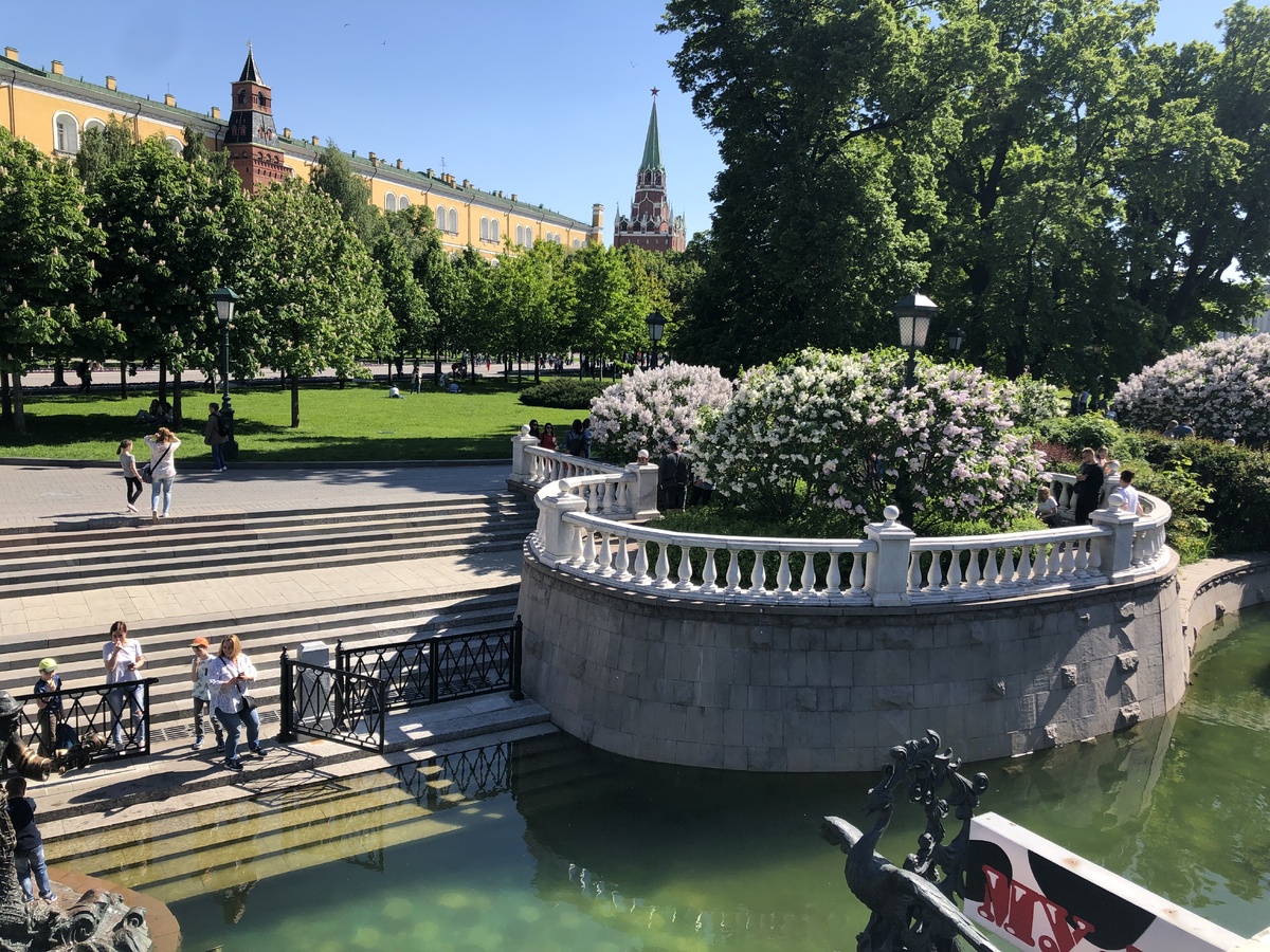 Возле Александровского сада