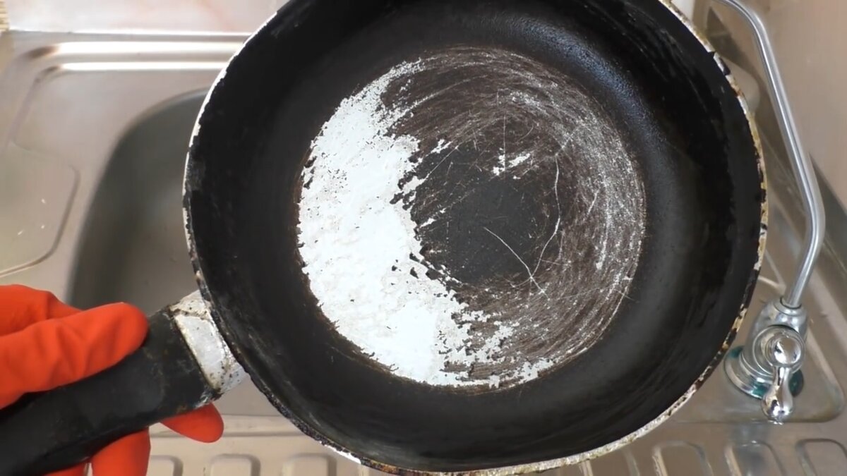 Очистить старую сковороду от нагара. Почистить сковороду клеем силикатным. Грязная сковородка около раковины. Как очистить очень загрязненн старые кастрюли.
