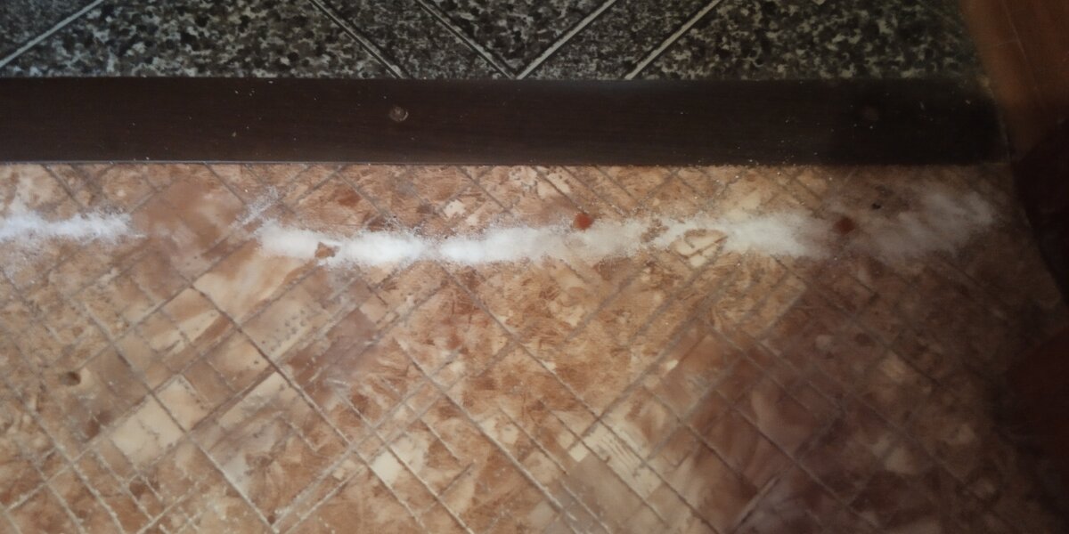 дорожка из борной кислоты с колбасой