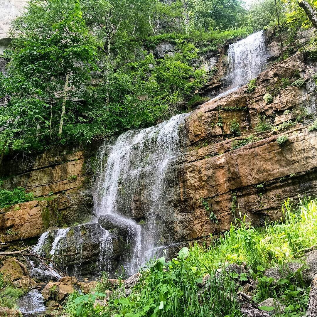 Водопад Куперля 
 
На одном из притоков реки Нугуш – ручье Куперля вот уже много веков течет водопад. Места тут дикие, почти заповедные, поэтому добраться до Куперли не просто. Кто же увидит его – воскликнет: «Ах, неужели до сих пор я в Башкирии?!» 
Но да, не иные края это, а юг республики – Мелеузовский район, национальный парк «Башкирия», не так далеко от Нугушского водохранилища. 
Особенно прекрасен Куперля весной, когда тают снега и с высоты нескольких сотен метров падает бурный поток. Летом же воды намного меньше и кое-где она даже исчезает в горах. 
Когда налюбуетесь водопадом, поднимитесь чуть выше, где находится красивейший карстовый мост. Это арка, высотой около 20 метров и длиной около 35. Мост образовался при обрушении пещеры, где тек некогда ручей. 
Как добраться: доехать до Мелеуза, оттуда до Нугуша, обратиться в дирекцию парка «Башкирия». 
Расстояние от Уфы – 270 км