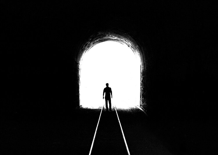 Смерть это конец жизни. Перед смертью не надышишься. Свет в конце тоннеля. Силуэт в конце тоннеля. Свет в конце тоннеля человек.