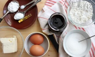 В нашем наборе основных продуктов, из которых приготовим печенье венское с вареньем - яйца, масло, мука, сахар и джем. Поскольку тесто получается сладким, лучше использовать прослойку с кислинкой, например, джем из черники.