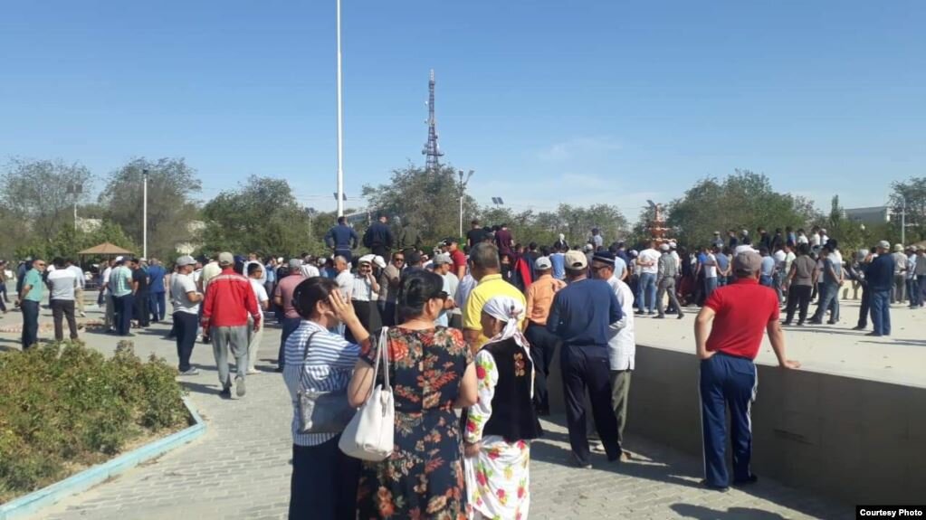 Жители Жанаозена выступают против строительства китайских заводов в Казахстане. 3 сентября 2019 года.