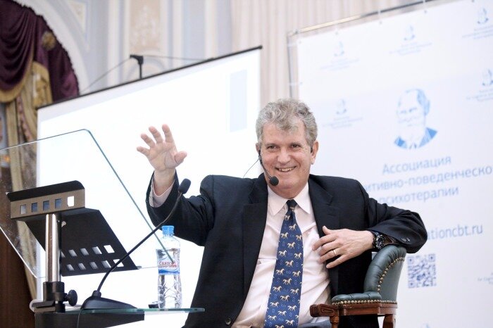 Роберт Лихи - психолог, специалист по работе с тревогой, автор множества научных и научно-популярный книг по психологии. Президент Ассоциации поведенческой и когнитивной терапии.