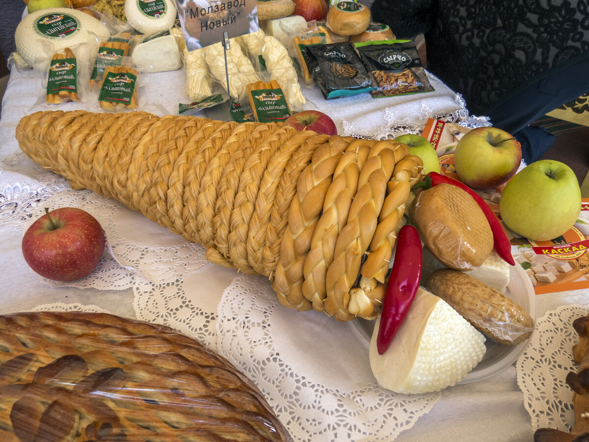 Вот такой "кулёчек" сделан из адыгейского сыра, в виде копчёных косичек!