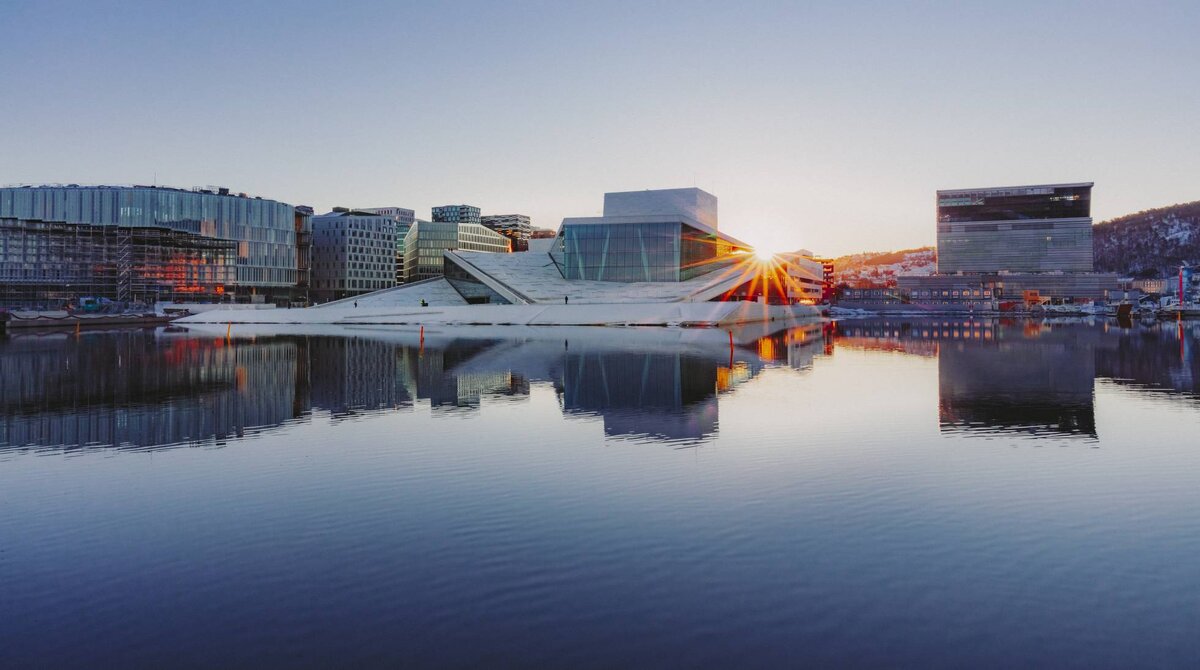 Оперный театр Осло от норвежской студии Snohetta и будущий музей Мунка (справа) в фьорде Осло. / МАУРИЦИО РЕЛЛИНИ (SIME)