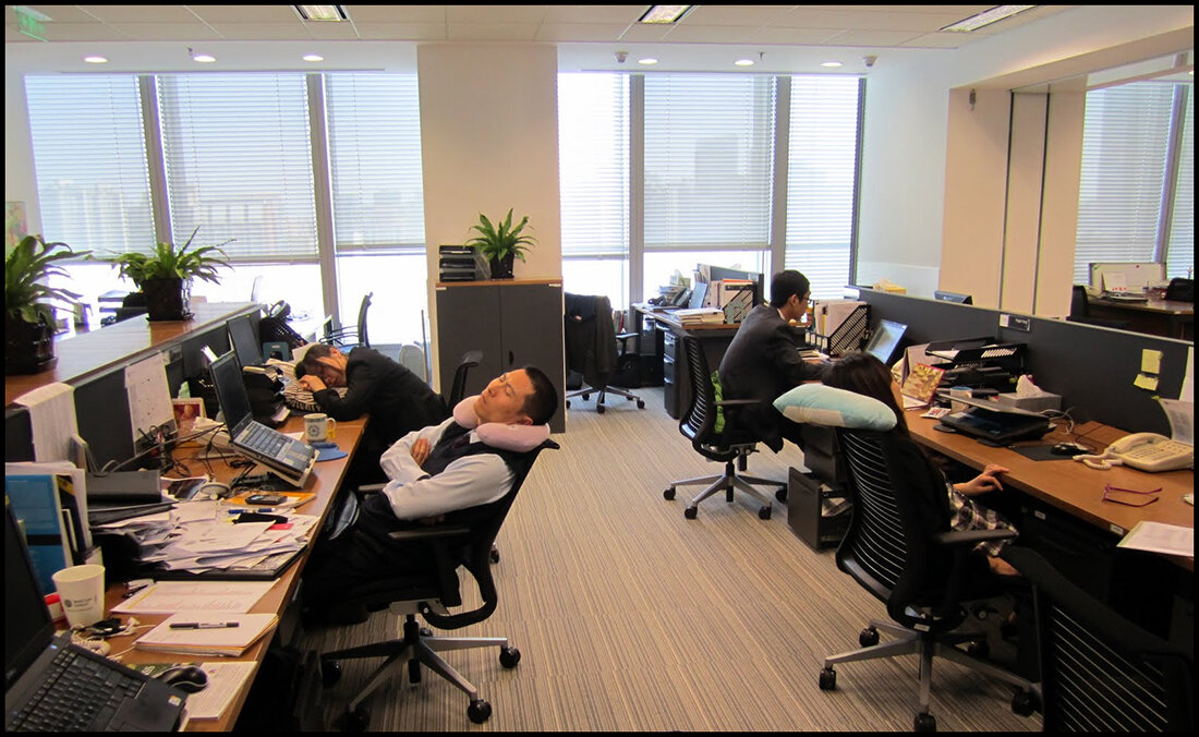 Работники офиса в Японии на 10 минутном перерыве. Фотография из интернет источника.