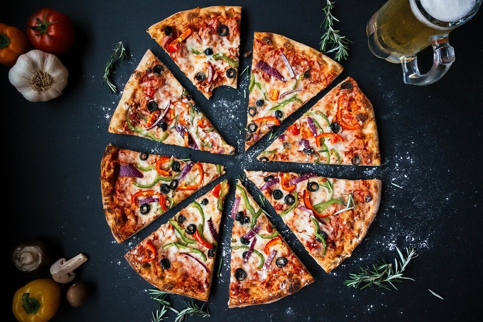 https://cdn.pixabay.com/photo/2017/12/09/08/18/pizza-3007395_960_720.jpg