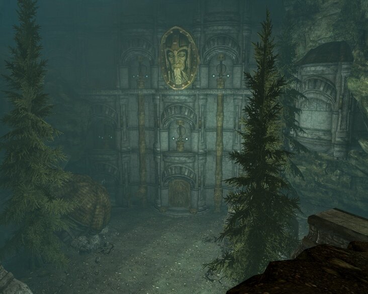 Место где рядом на бревне лежит лук 