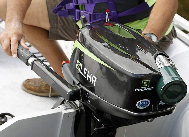   Для питания такого лодочного мотора может использоваться стандартный баллон с газом пропан (октановое число 110).   