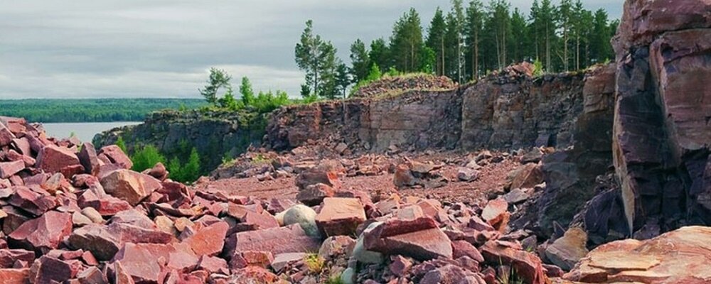 кварцит малиновый на промышленном карьере