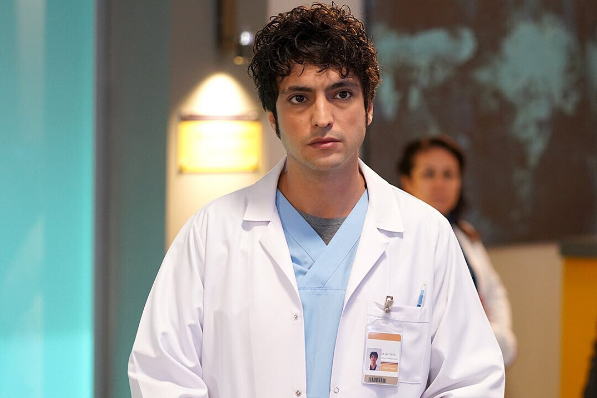 На фото Танер Олмез в роли доктора Али из турецкого сериала "Чудесный доктор"