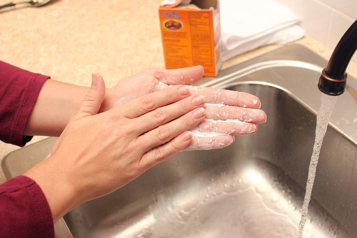 Мытье рук специализированными средствами (источник фото - Яндекс.Картинки)