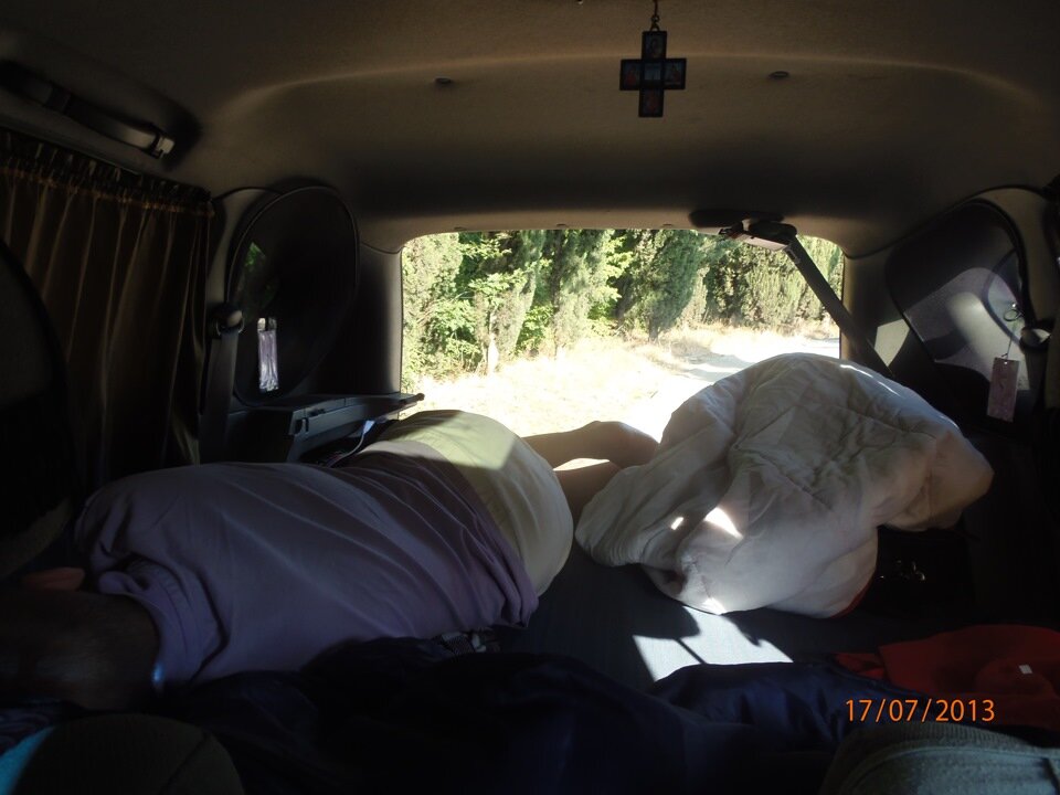 Спальник в легковушке…