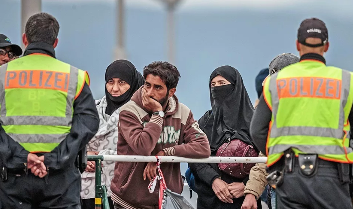 Довольно часто преступность в Европе связана с деятельность. мигрантов