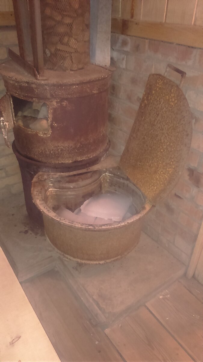 Бак для воды приварен к топочному диску.