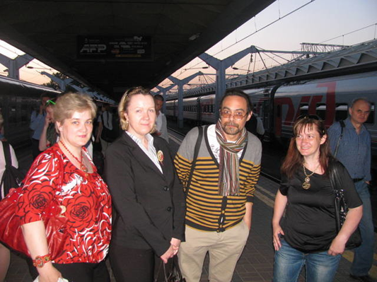 Встреча бисернутых на одном из московских вокзалов. Слева направо - Ирочка Поспехова, Наташа Смолькова, Влад Ехлаков и я :-)