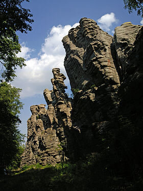 На Северном Урале есть невероятный геологический памятник - семь скал «останцев» 30-42 метра в высоту.