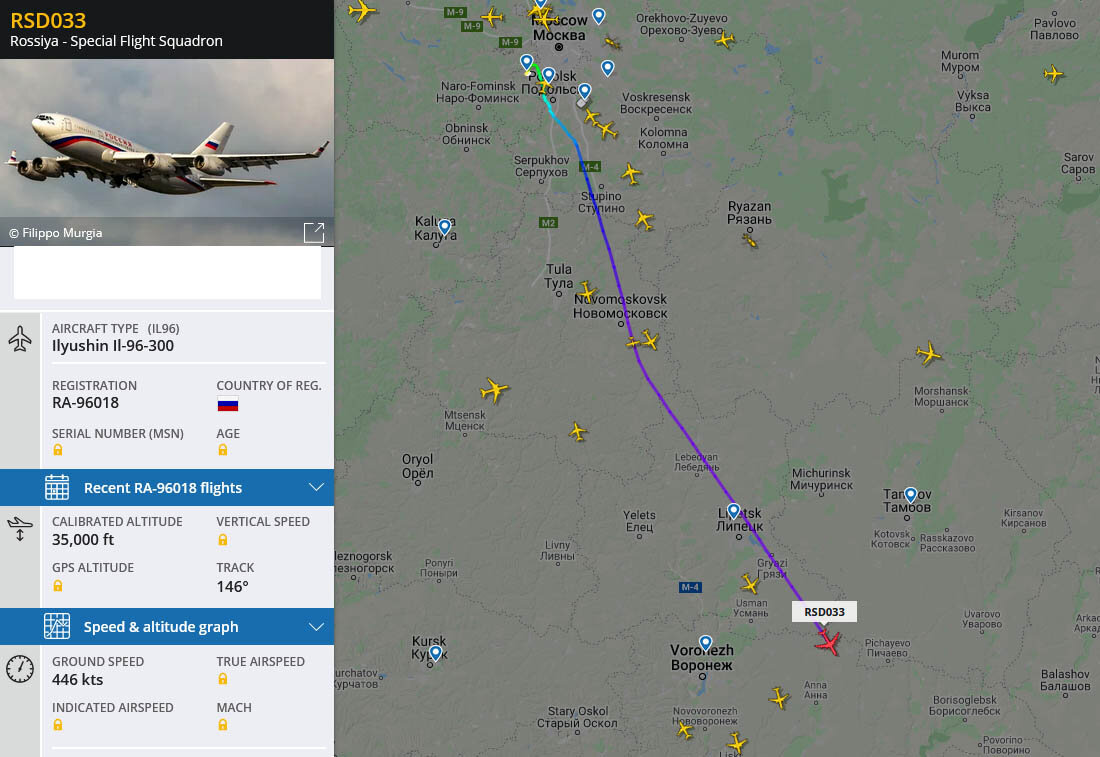 улетающий самолет. катастрофа ssj 100 в шереметьево. самолет. катастрофа суперджет 100 в шереметьево. самолет приземляется.