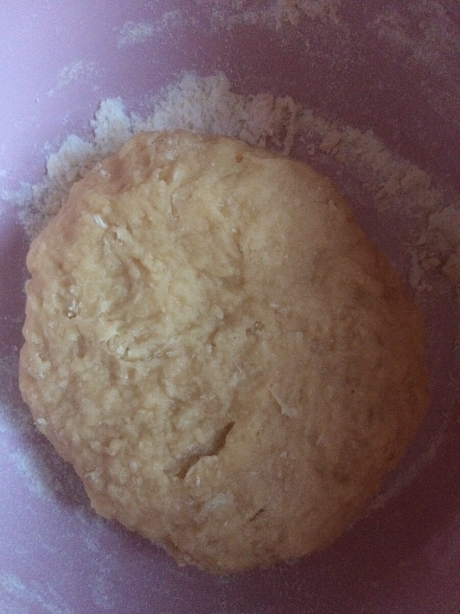 Тонко раскатать в лепешку и положить на сухую сковородку, смазать кетчупом, сверху посыпать лук 