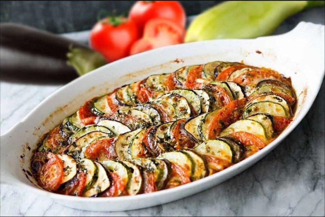 Гратен из кабачков. Рататуй баклажан кабачок помидор. Картофель гратен дофинуа. Гратен с семгой. Овощной гратен термидор.