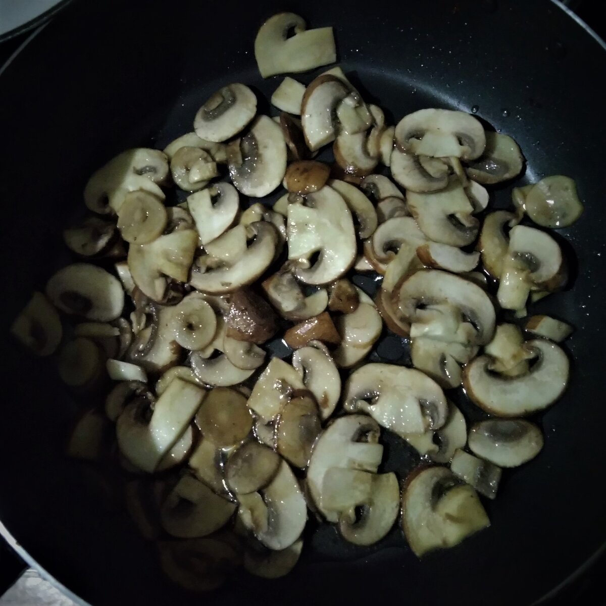 Если у вас сливки низкой жирности, можно добавить к грибам немного сливочного масла. 