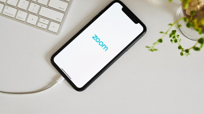 По данным Zoom, в видео-конференциях компании принимают участие около 300 миллионов человек в день. В декабре их было всего 10 миллионов.