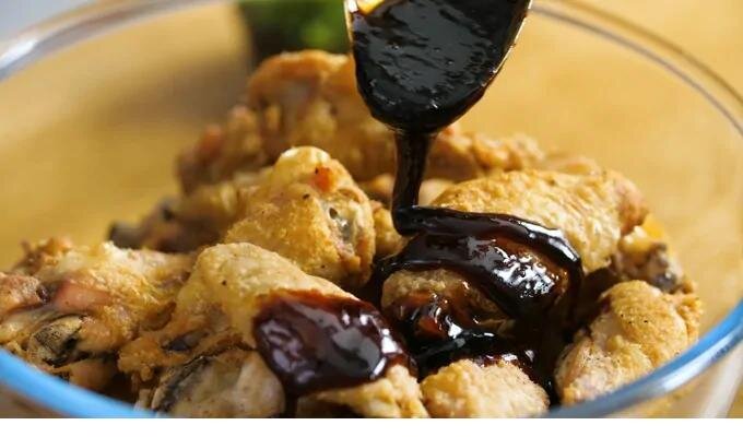 Поливаем куриные крылышки глазированным соусом