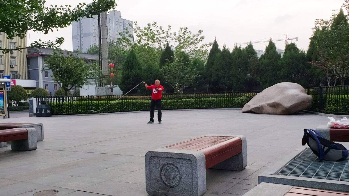 Каждый тут находит занятие по душе. Этот мужчина, например, мастерски обращается с цепью