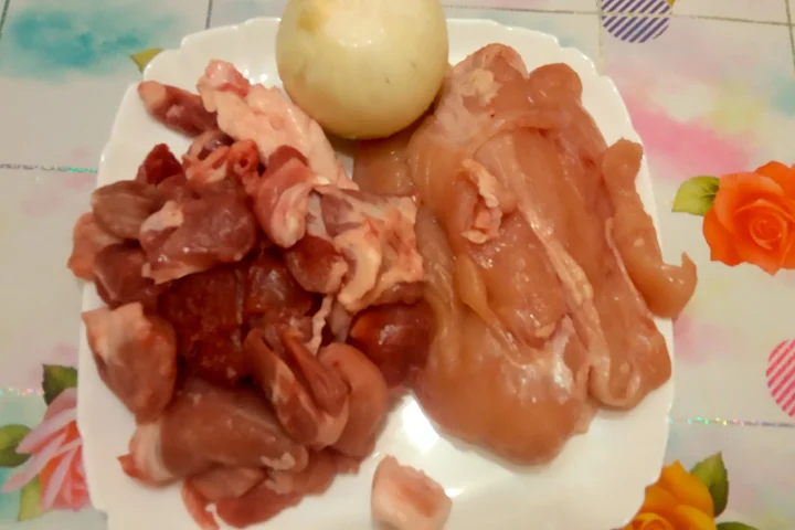 Беру в равных количествах свинину и куриную грудку, и одну луковицу 