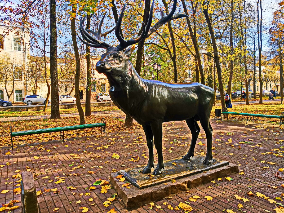 Памятник оленю. Смоленск парк Блонье. Сад Блонье Смоленск. Смоленск олень в парке Блонье. Смоленск парк Блонье олень.