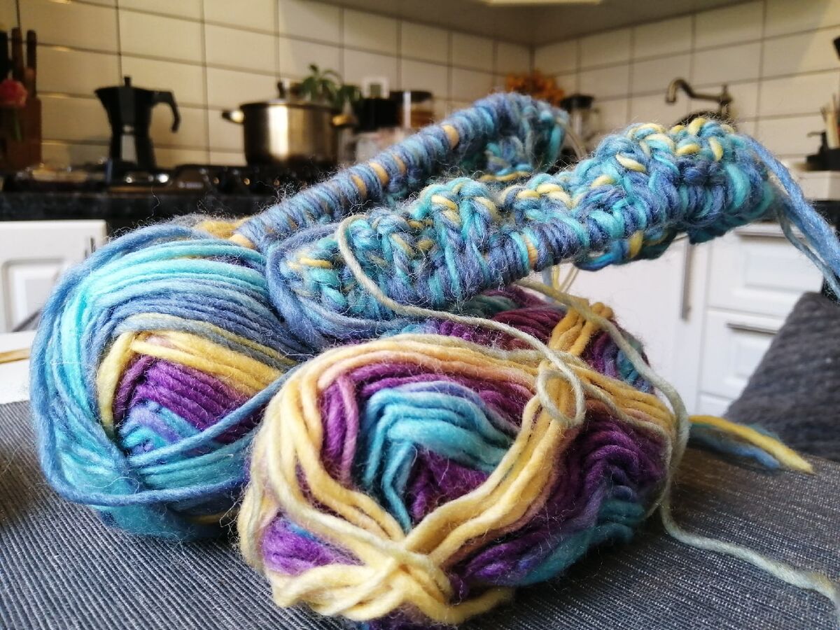 Начало шапки, которая вяжется на кухне