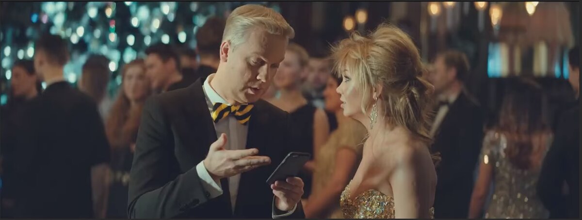 Скриншот из известной всем рекламы Билайн с участием Сергея Светлакова и Аллы Михеевой.