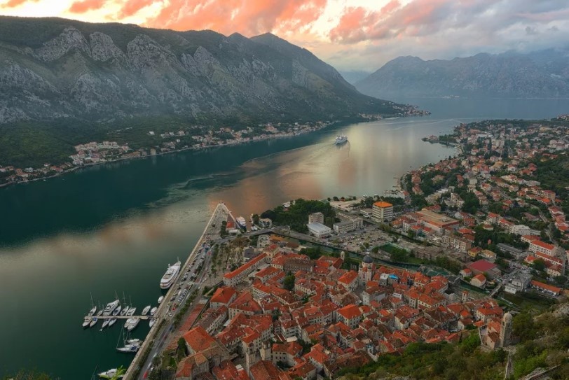 У Которской бухты расположены также Котор (больше известный своей бухтой, нежели огромным культурным наследием и средневековыми постройками)