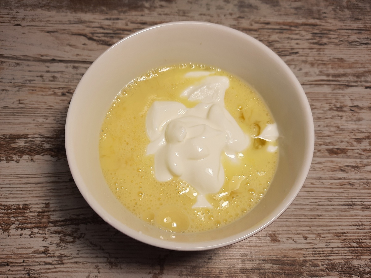 Смешиваем яйцо и сметану