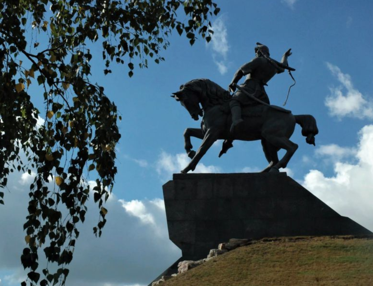 Наследие башкортостана. Салават Юлаев памятник в Уфе. Памятник Салавату Юлаеву в Уфе. Салават Юлаев памятник культурное наследие. Уфа прогулка по Салавату Юлаеву.