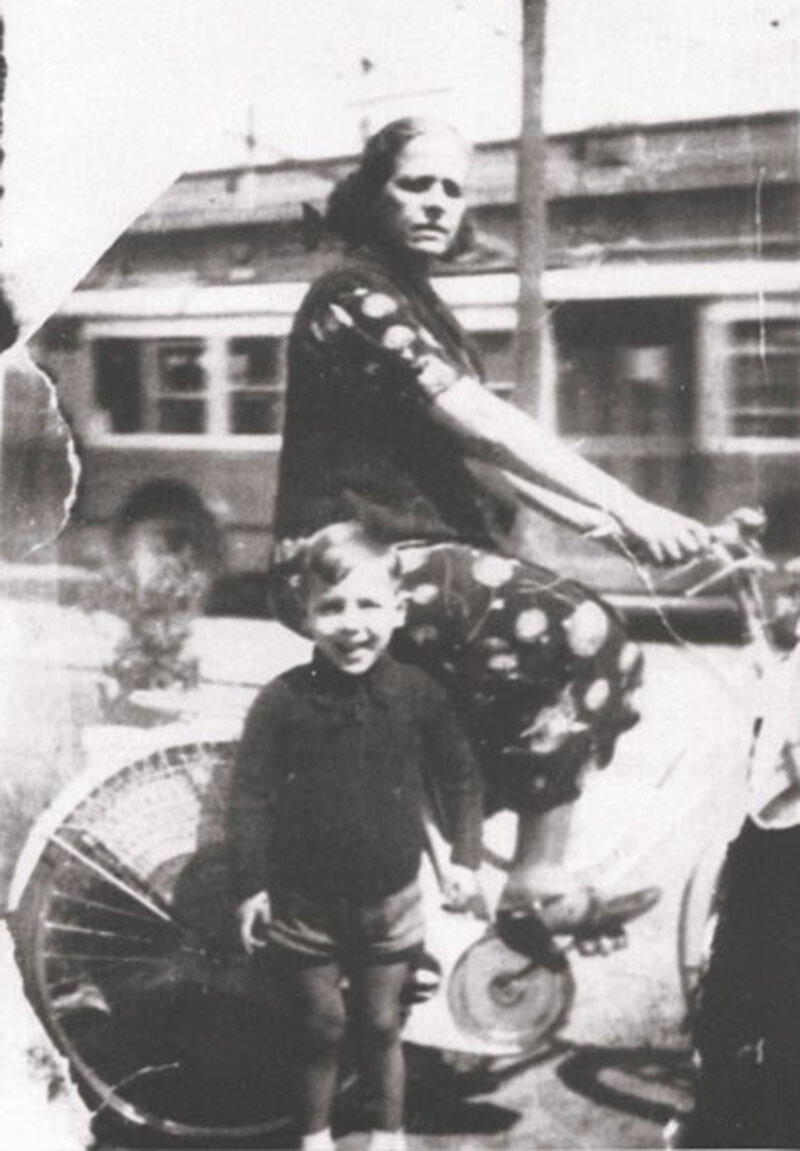 Маленький Адриано с мамой