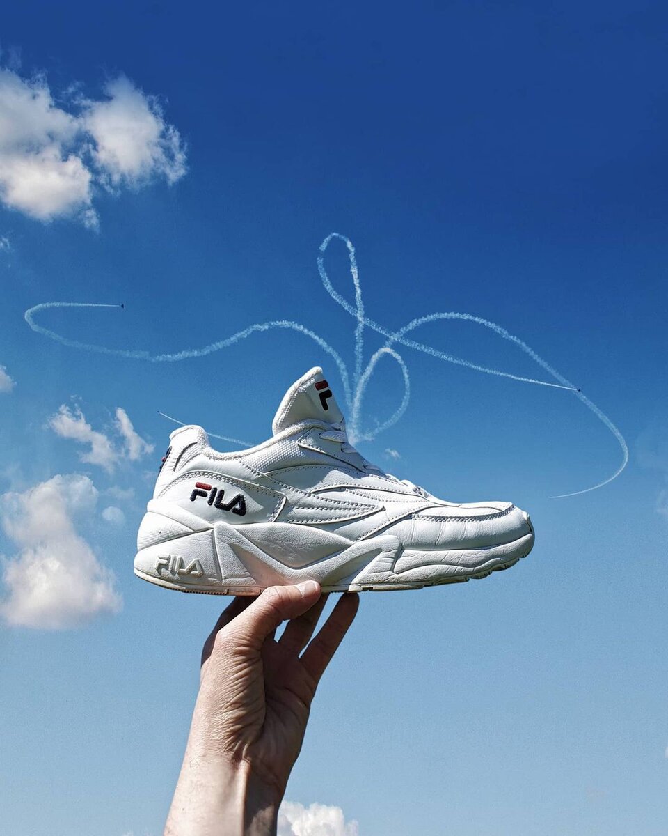 Шнурки кроссовок из следов самолета (с) Хьюго Суиссас