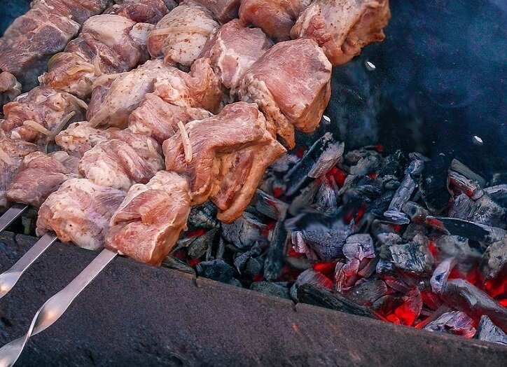 Шашлык в феврале. Шашлык на стройке. Шашлык мясные блюда в лесу зимой. Калькулятор мяса на шашлык