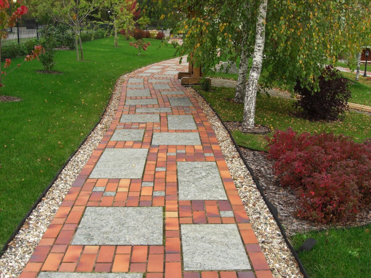 Стильная дорожка из тротуарной плитки