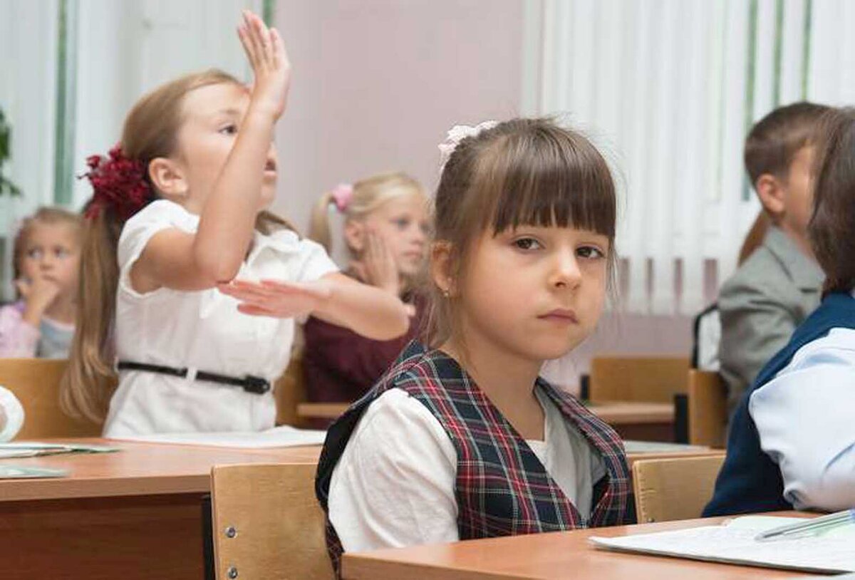 Мальчик дергает за косичку. Девочка за партой. Ученик за партой. В классе 36 учащихся из них 15 мальчиков. В классе 2 3 всех учащихся девочки.