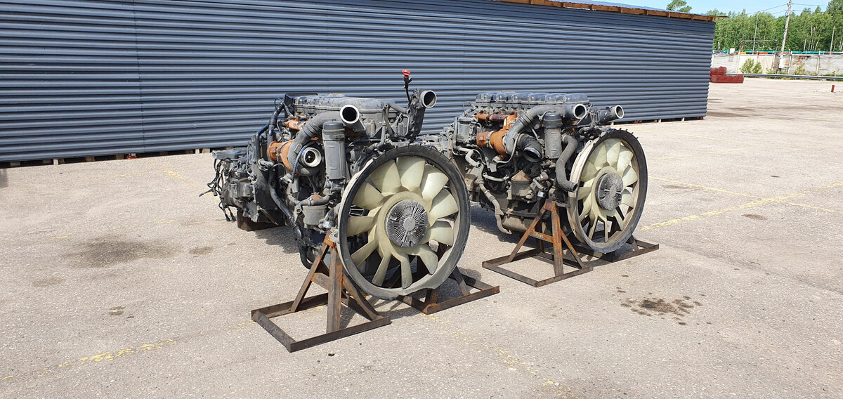 На фото 2 контрактных двигателя в сборе с кпп