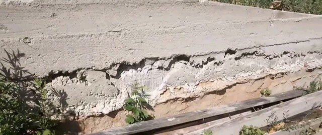 Фото говорит о том, что бетон в глубине плохо провибрирован, в нем есть воздушные пустоты, следовательно, прочность фундамента снижается