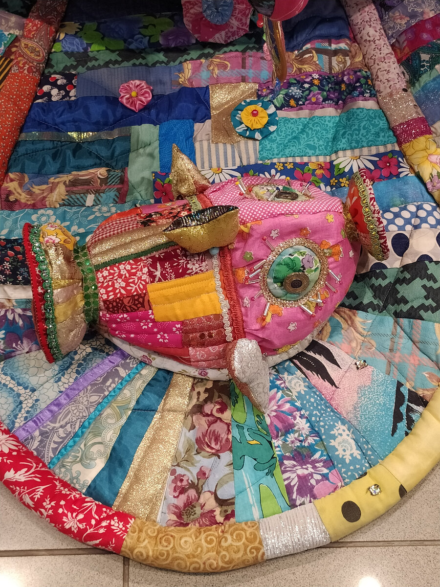 Фрагмент работы Веры Щербаковой "Чудный остров". Фото автора