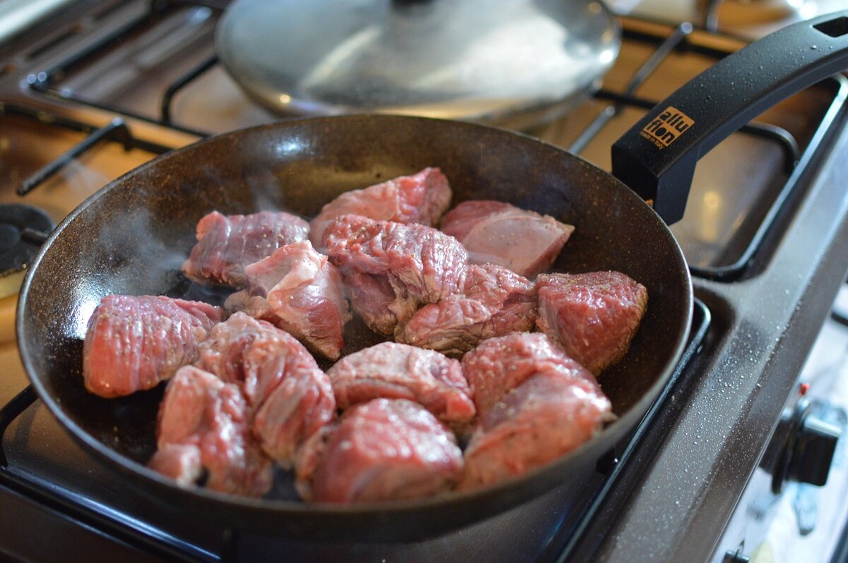 Как поджарить мясо. Жарка мяса. Жареное мясо. Мясо на сковороде. Мясо для варки.